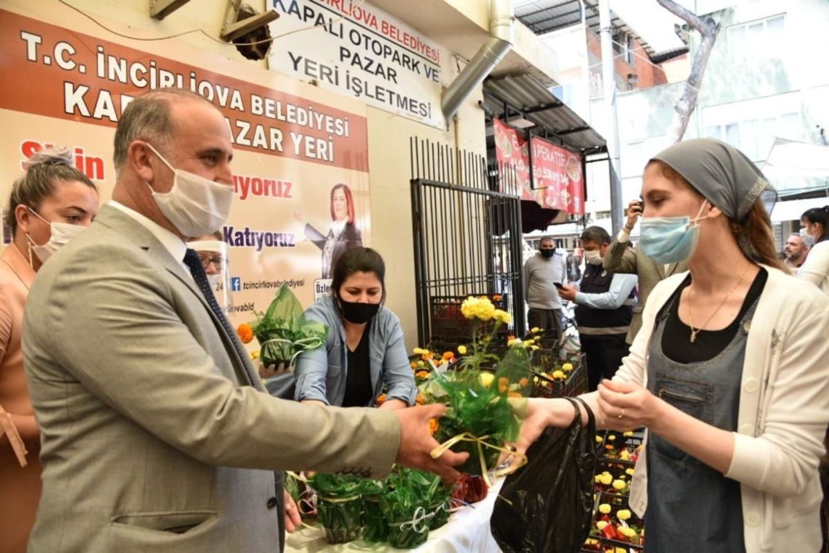 Başkan Kaya&rsquo;dan annelere &ccedil;i&ccedil;ek