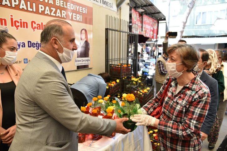 Başkan Kaya’dan annelere çiçek G2