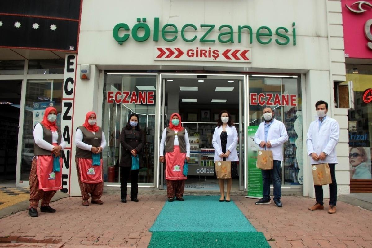 Kadın &ccedil;ift&ccedil;ilerden eczacılara organik &uuml;r&uuml;n desteği