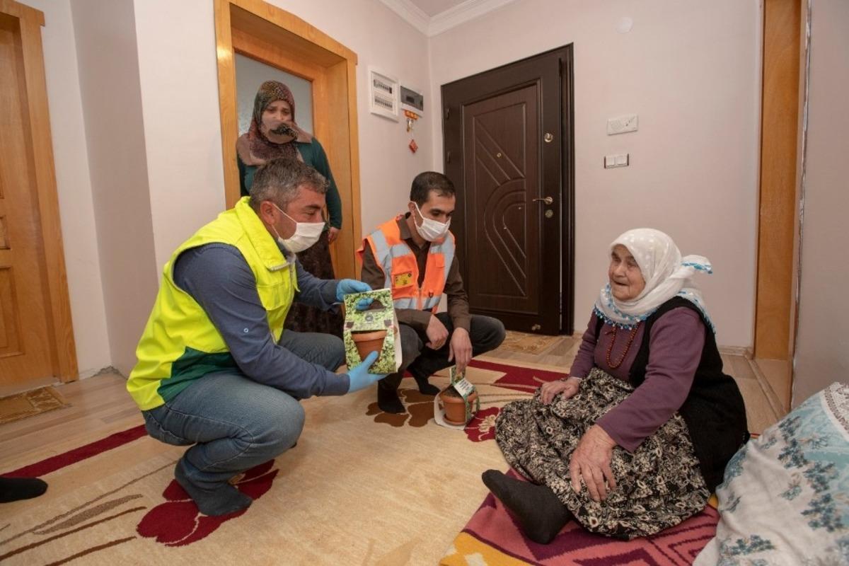 İpekyolu Belediyesinden annelere &ccedil;i&ccedil;ek