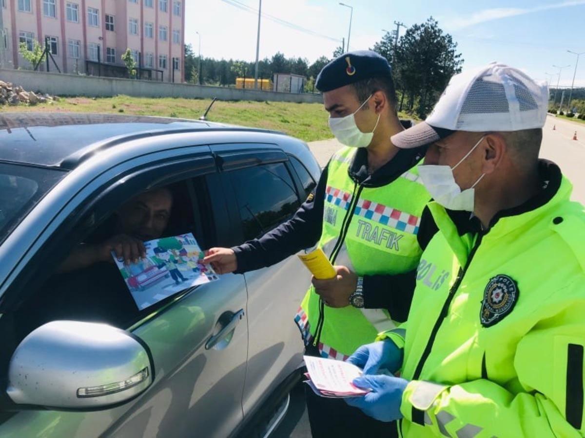 Yenice&rsquo;de polis ve jandarmadan &ccedil;ocuklara hediye