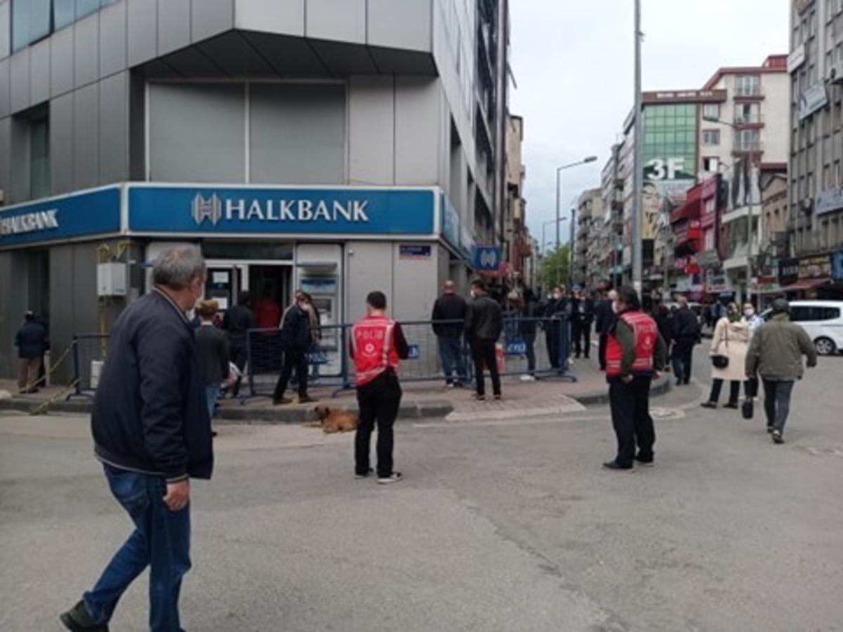 Banka &ouml;nlerinde sosyal mesafe uyarıları