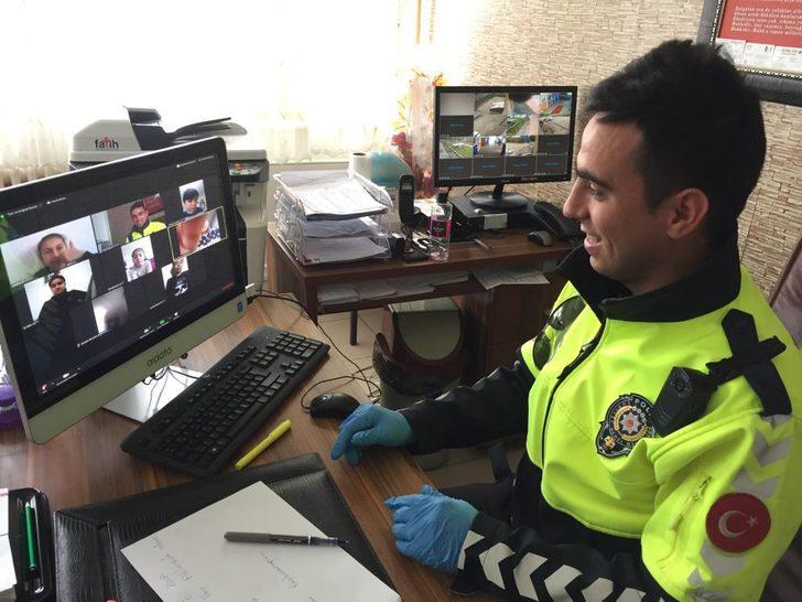 Trafik polisi, söz verdiği öğrencilerle EBA'da buluştu G1