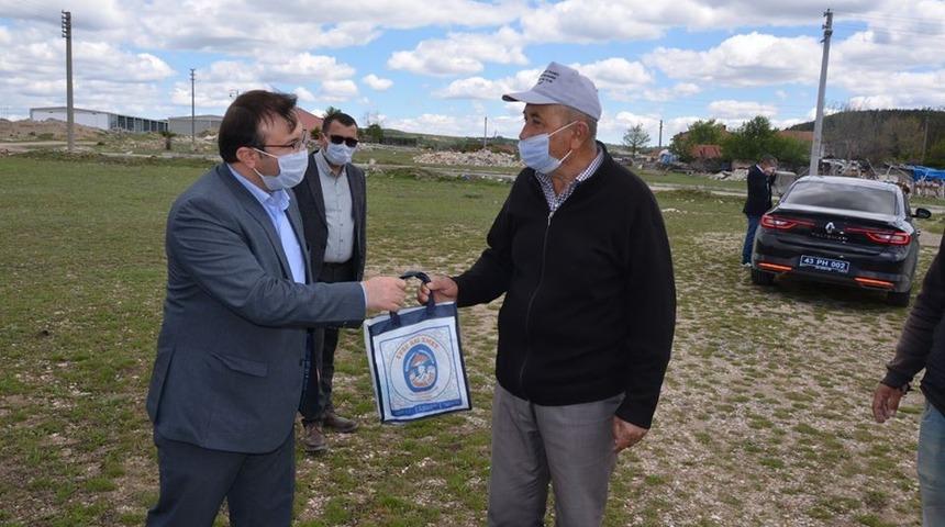 Emet Belediyesi halka dezenfekte &uuml;r&uuml;nleri ve maske dağıtıyor