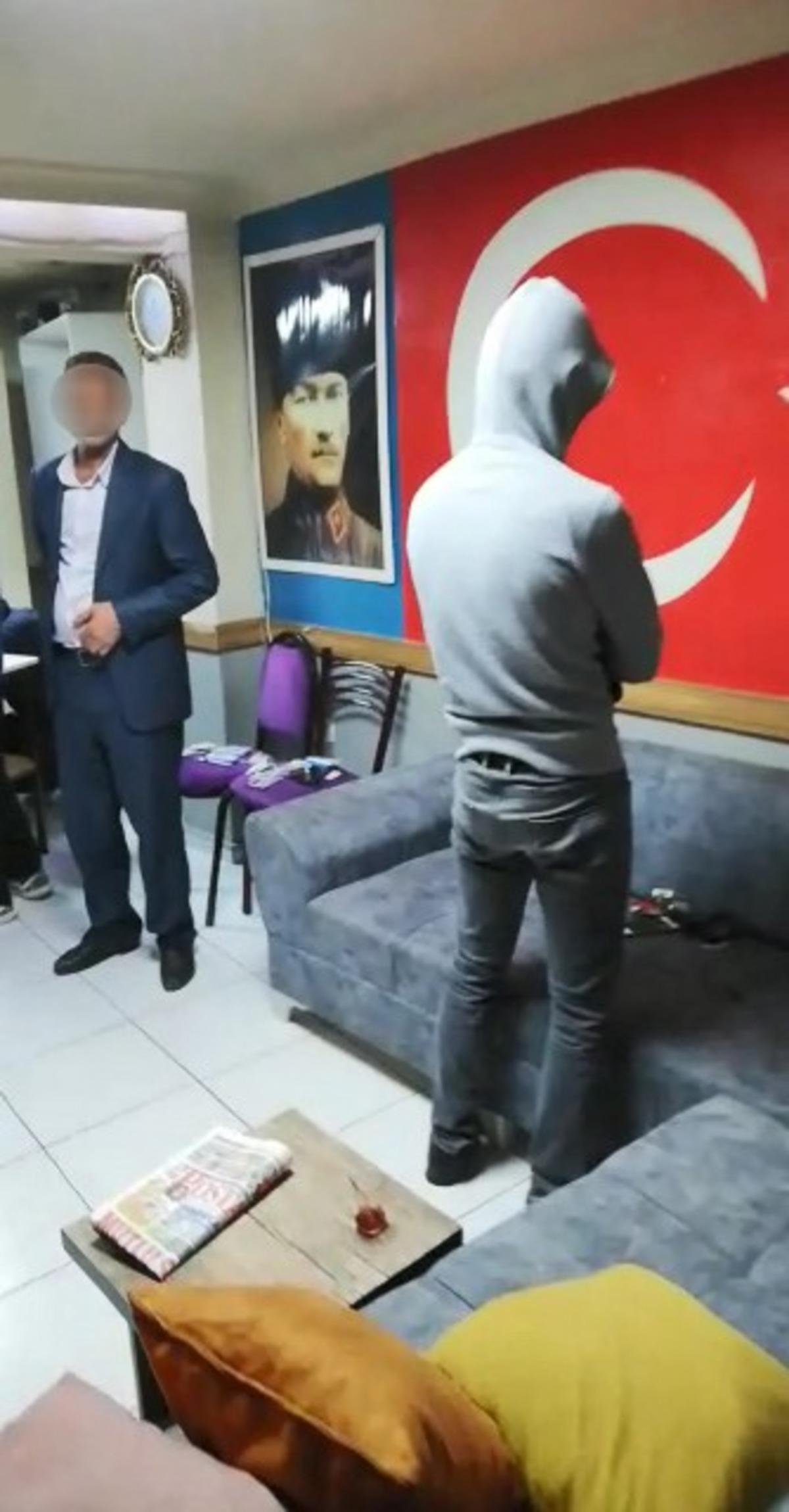 Bursa&rsquo;da kıraathanede kumar oynayan 13 kişiye su&ccedil;&uuml;st&uuml;