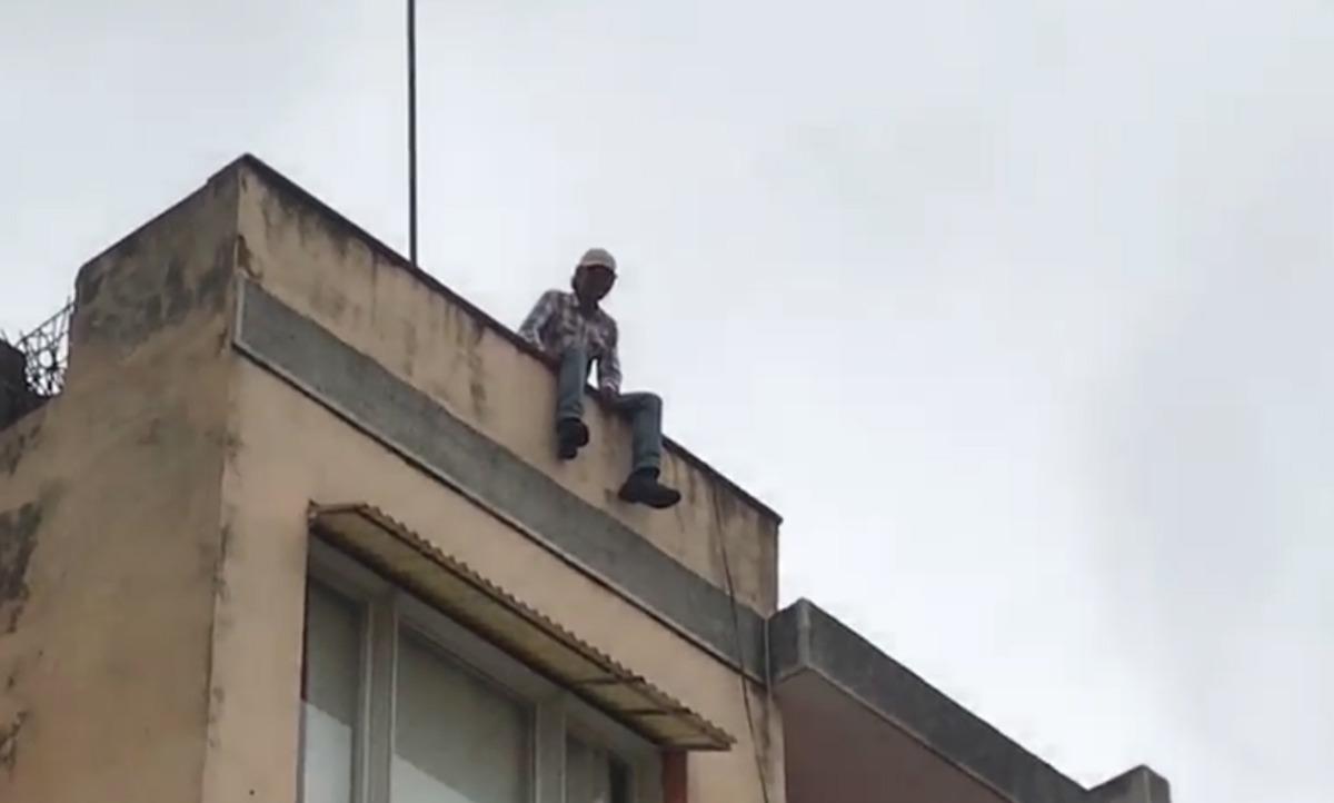 3 katlı binanın &ccedil;atısında intihara kalkıştı