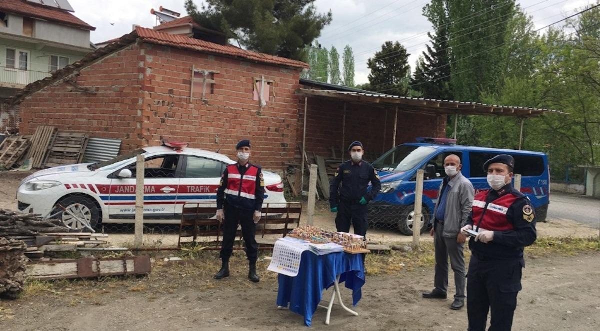 Jandarma anlattı, &ccedil;ocuklar balkondan dinledi