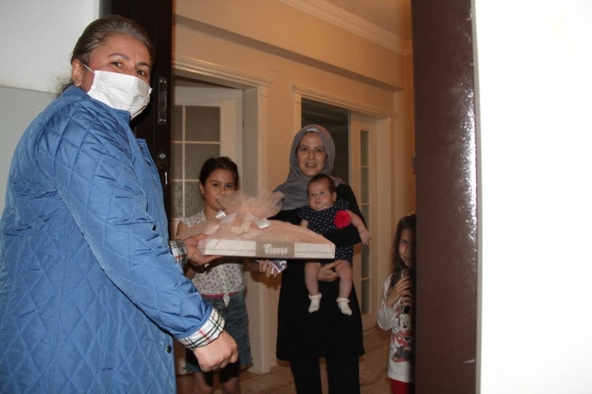 Ak&ccedil;aabat belediyesinden yeni doğan bebeklere "Hoş geldin" hediyesi