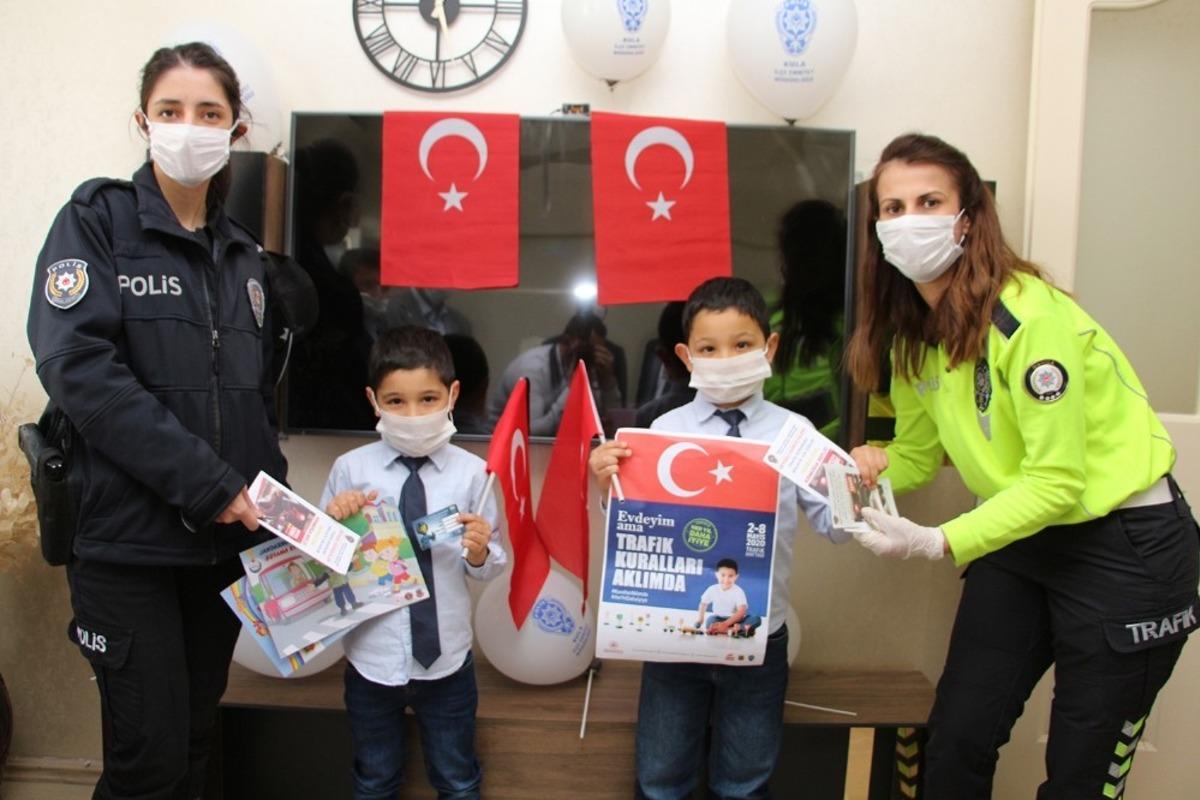 Polis, Trafik Haftası&rsquo;nda evde kalan &ccedil;ocukları unutmadı