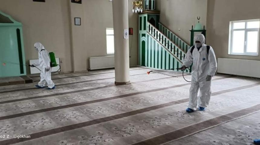 Tuzluca&rsquo;da camiler dezenfekte edildi
