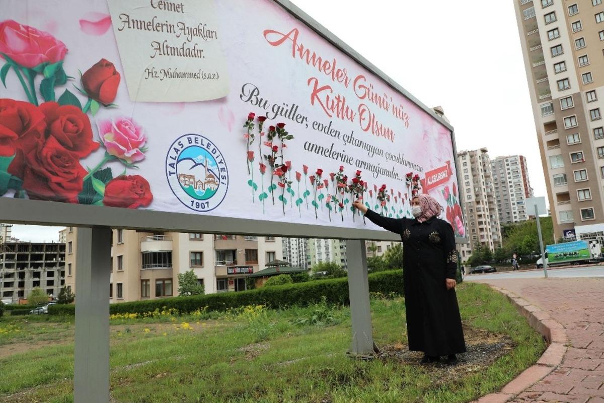 Başkan Yal&ccedil;ın&rsquo;dan annelere bilboardda g&uuml;l jesti