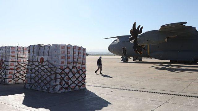 Kalite standartları konusunda sorun yaşanan koruyucu önlüklerin, Türkiye'nin İngiltere'ye gönderdiği yardım amaçlı ekipmanlardan farklı olduğu vurgulanıyor ve söz konusu önlüklerin İstanbul merkezli bir şerketten temin edildiği ifade ediliyor.