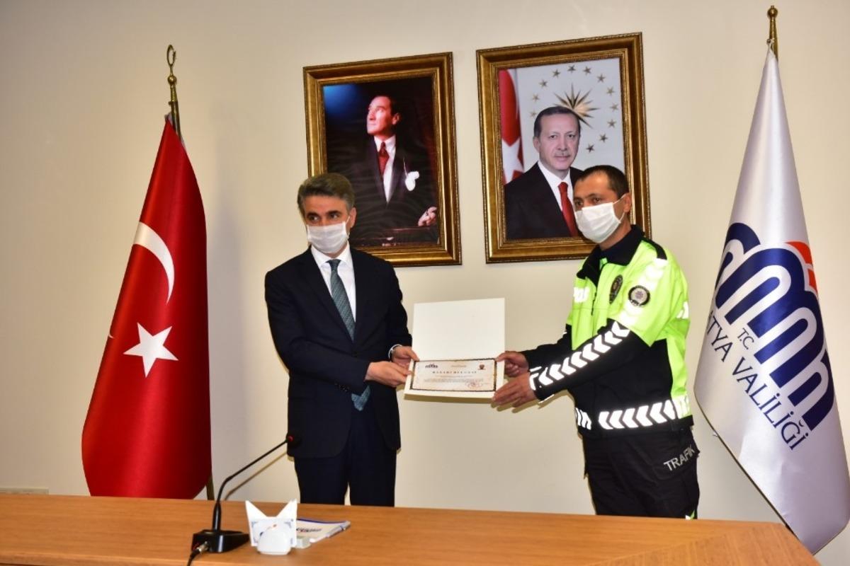 Vali Baruş&rsquo;tan başarılı trafik&ccedil;ilere teşekk&uuml;r belgesi