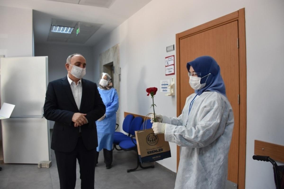 Başkan Kılı&ccedil; il&ccedil;edeki sağlık &ccedil;alışanlarının anneler g&uuml;n&uuml;n&uuml; kutladı