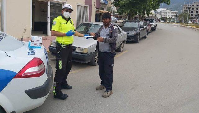 Bozyazı’da trafik polisleri, vatandaşlara maske dağıttı