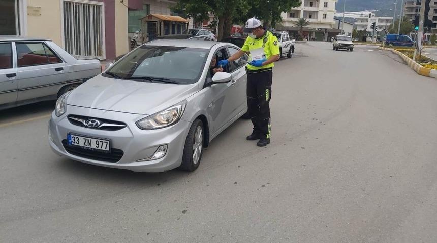 Bozyazı’da trafik polisleri, vatandaşlara maske dağıttı