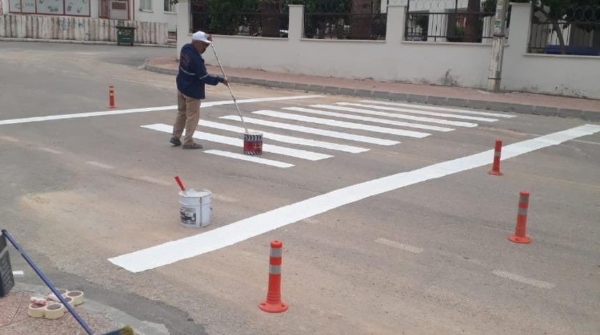 Mezitli&rsquo;de okul ve yaya ge&ccedil;itlerine bakım yapıldı