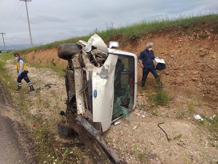 Hafif ticari araç takla attı: 4 Yaralı G1