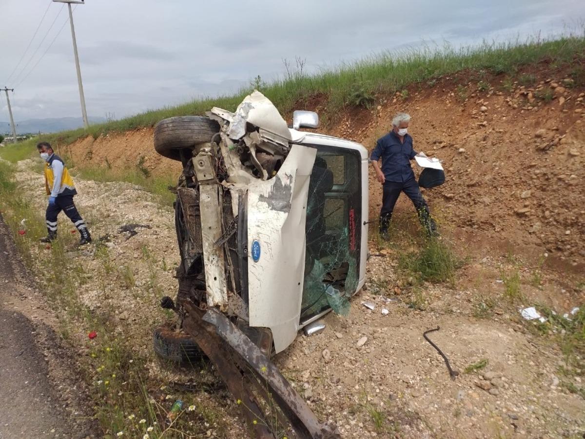 Hafif ticari ara&ccedil; takla attı: 4 Yaralı