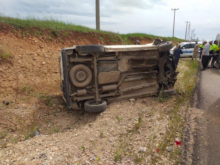 Hafif ticari araç takla attı: 4 Yaralı G2