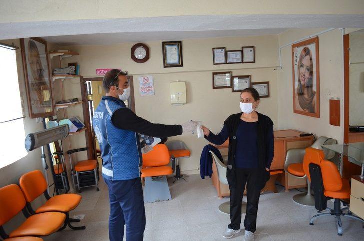 Belediye ekipleri berber ve kuaför salonlarını dezenfekte etti G2