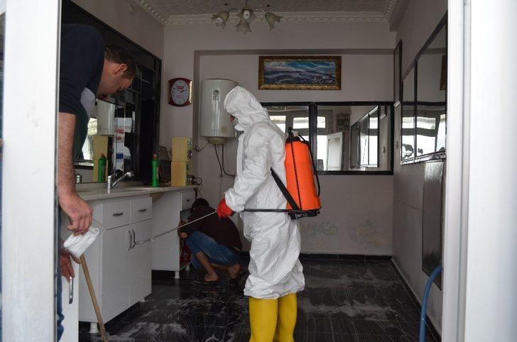 Belediye ekipleri berber ve kuaför salonlarını dezenfekte etti G4