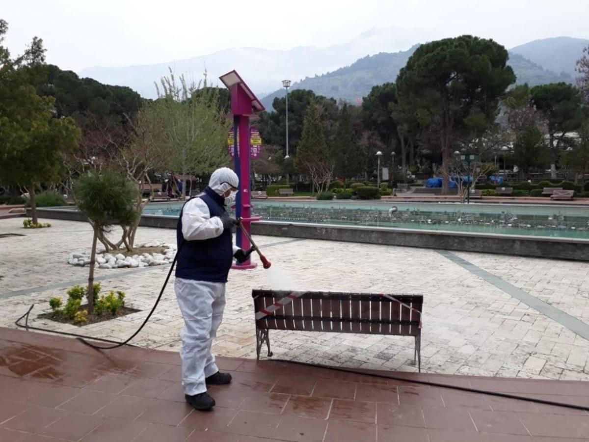 Yaşlılar i&ccedil;in parklar ve banklar dezenfekte edildi