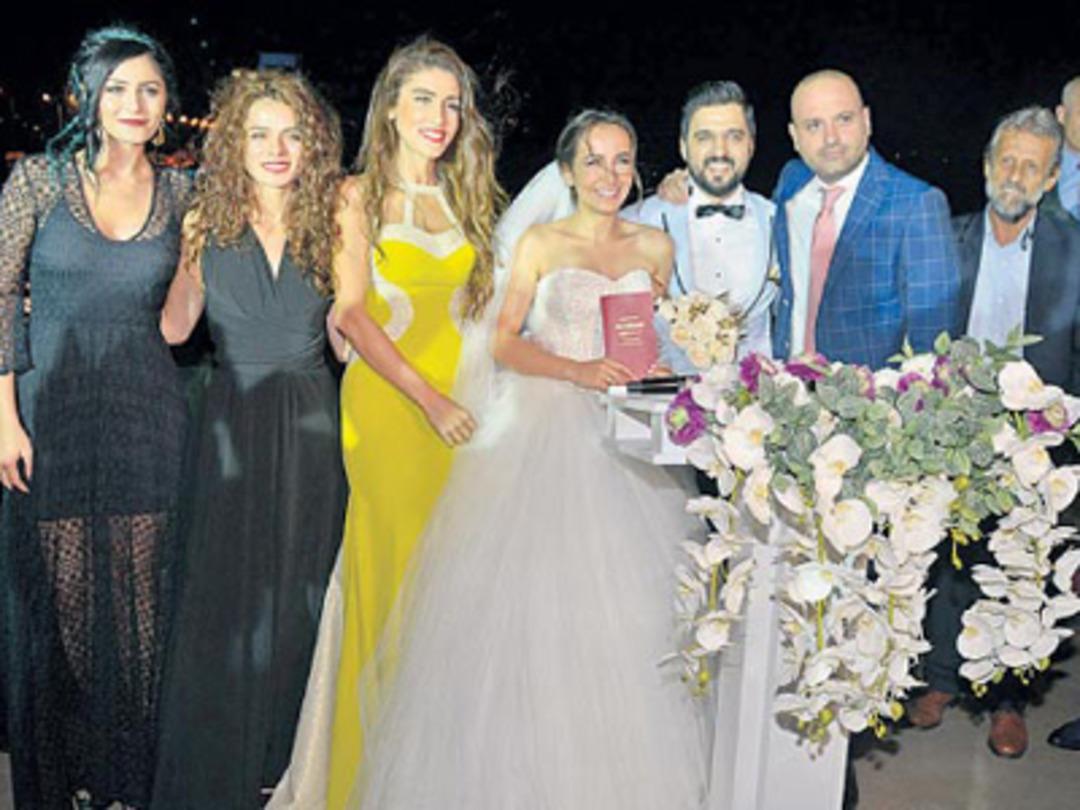 &Uuml;nl&uuml;leri buluşturan d&uuml;ğ&uuml;n