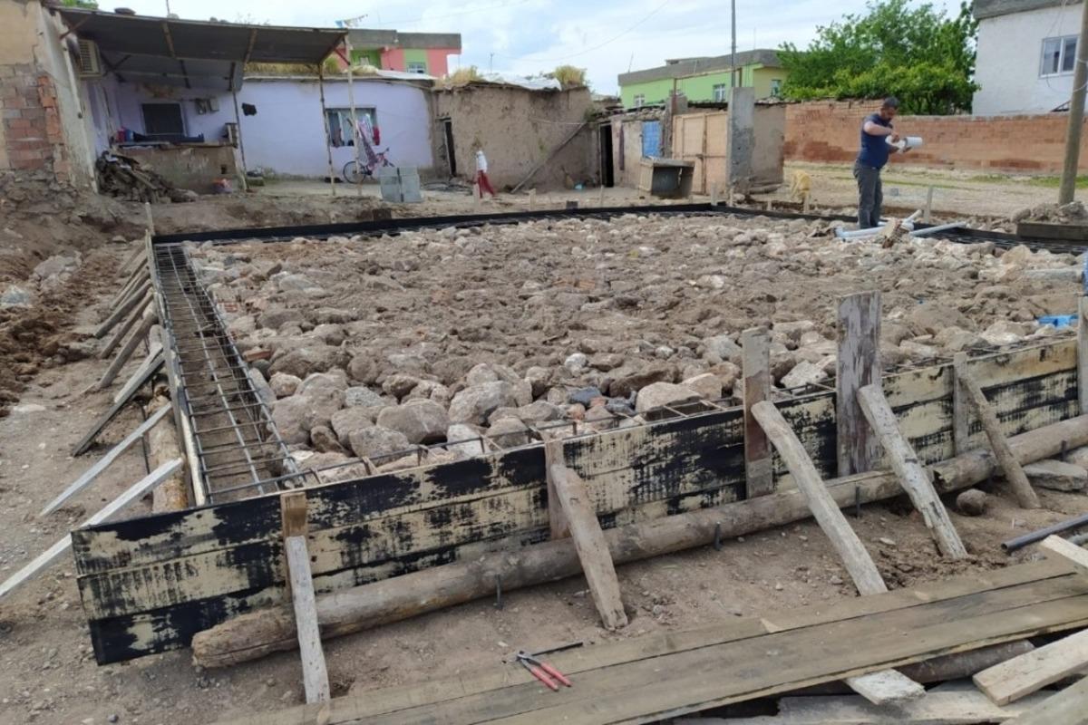 Mehmet&ccedil;iğin yardımına koştuğu ihtiya&ccedil; sahibi i&ccedil;in yapılan evin temeli atıldı