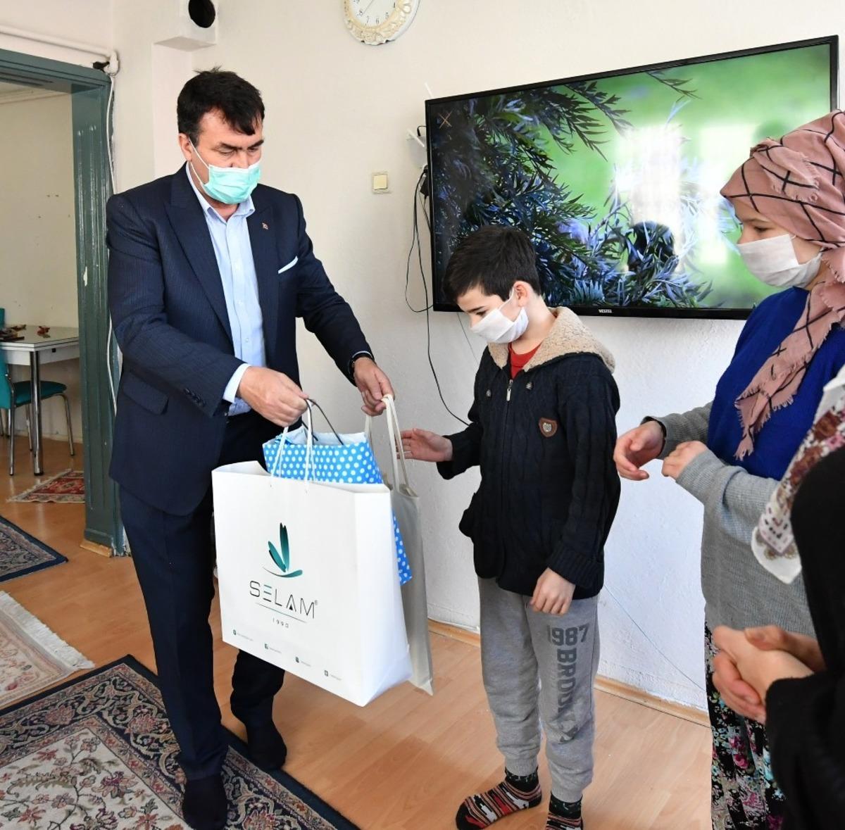 Osmangazi&rsquo;de yetim &ccedil;ocuklara iftarlık ve hediye