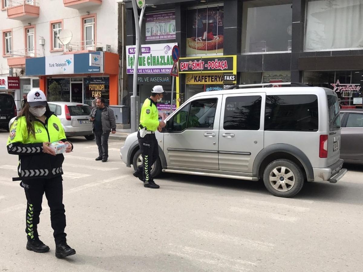 Sungurlu&rsquo;da s&uuml;r&uuml;c&uuml;lere maske ve broş&uuml;r dağıtıldı