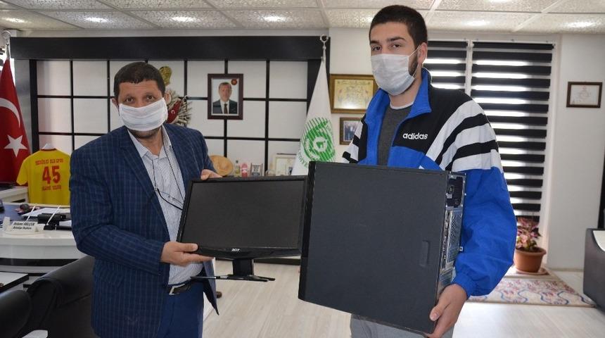 Demirci&rsquo;de uzaktan eğitime katılamayan &ouml;ğrenciye bilgisayar hediyesi