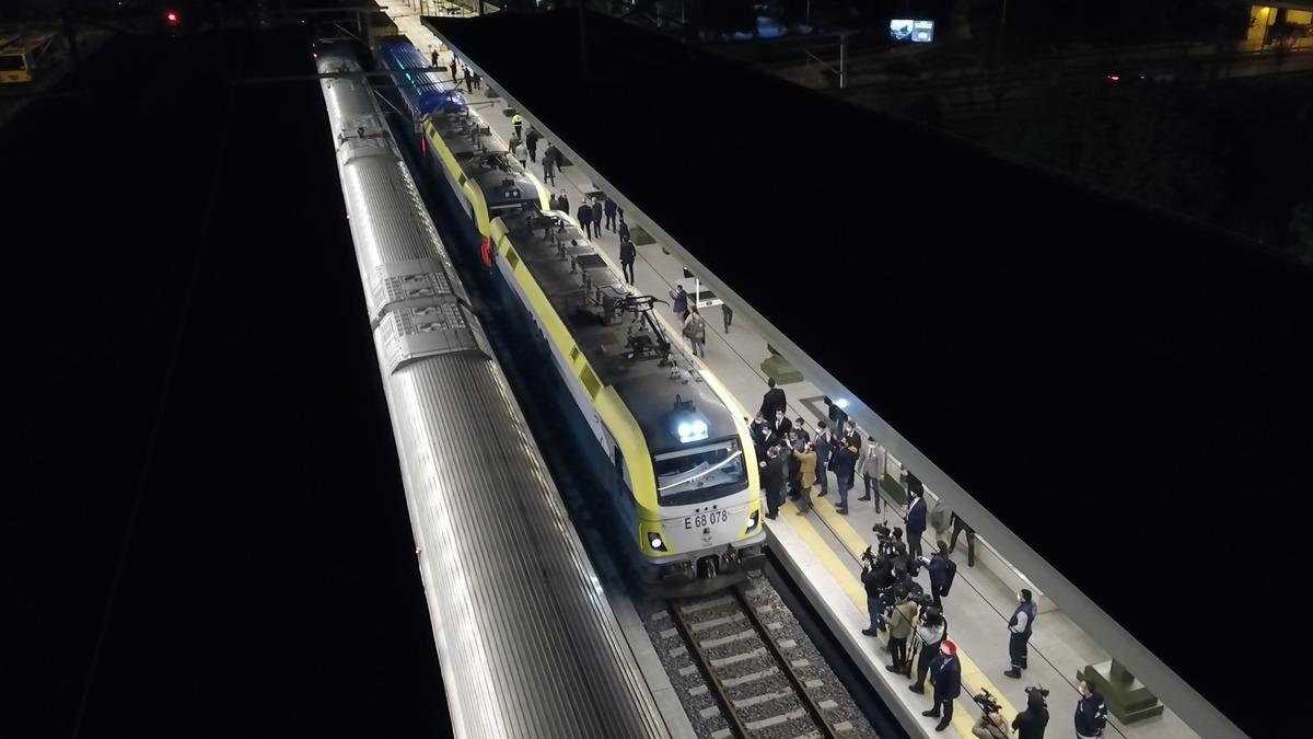 İlk yurt i&ccedil;i y&uuml;k treni Marmaray'dan ge&ccedil;ti