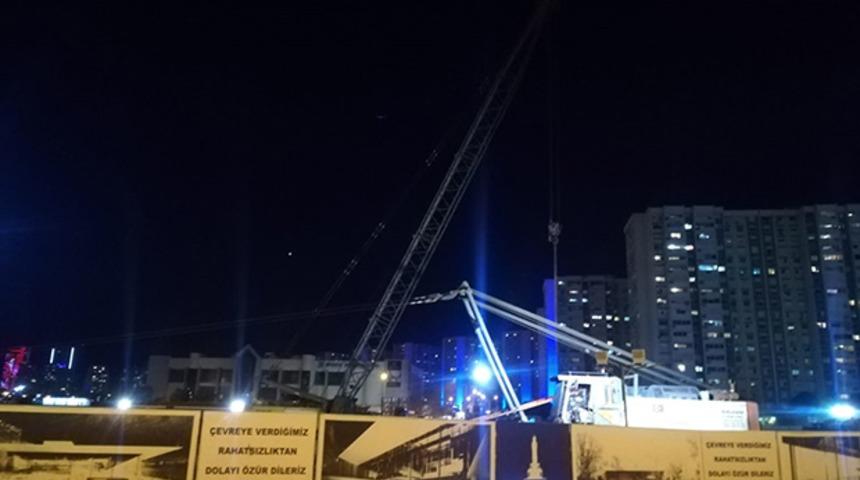 İzmir'de devrilen vincin altında kalan işçi hayatını kaybetti