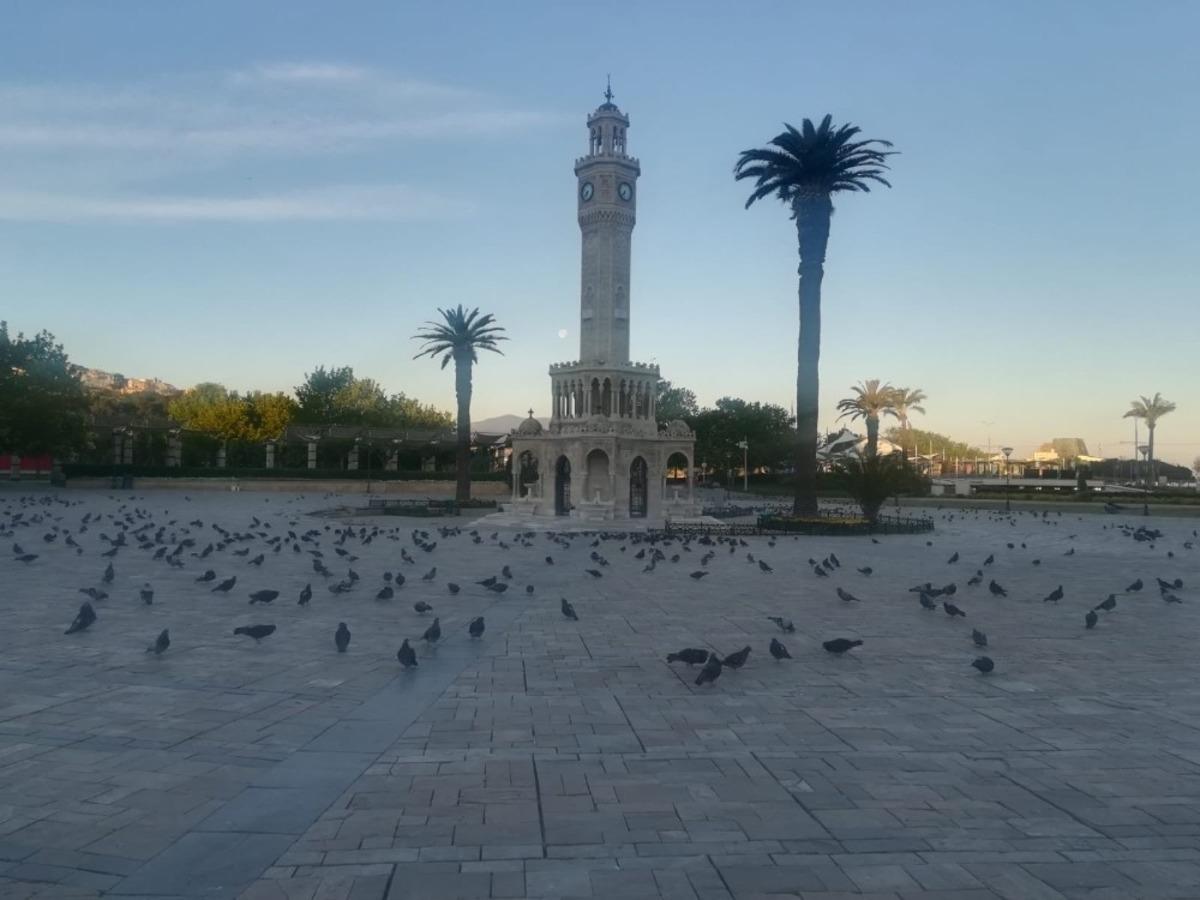İzmir&rsquo;de cadde ve meydanlar boş kaldı