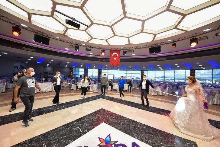 Düğünlerde sosyal mesafe çubuğuyla mı halay çekilecek? G1