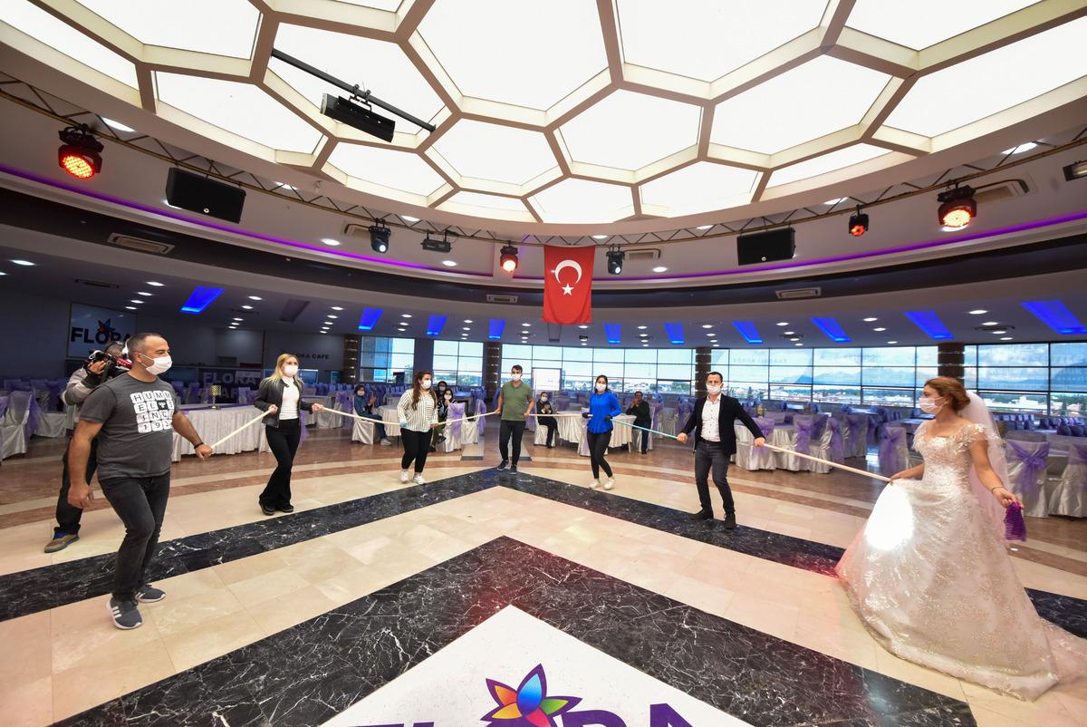 D&uuml;ğ&uuml;nlerde sosyal mesafe &ccedil;ubuğuyla mı halay &ccedil;ekilecek?