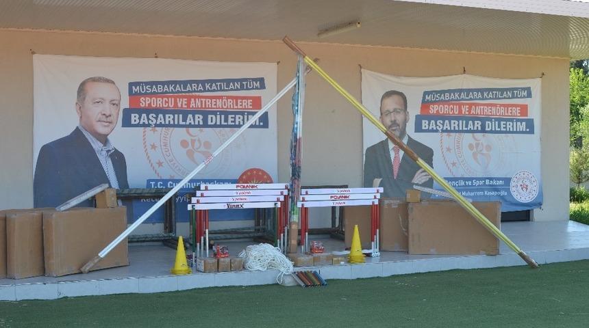 Atletlere yeni spor malzemesi temin edildi