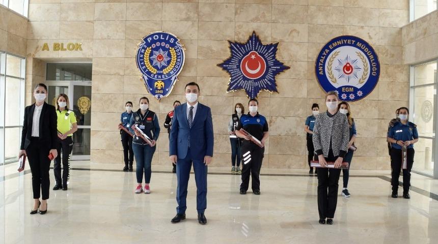 Emniyet M&uuml;d&uuml;r&uuml; Ulucan, polis annelere &ccedil;i&ccedil;ek dağıttı