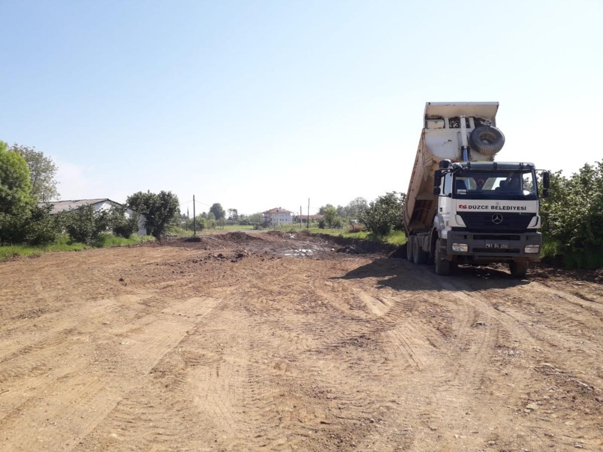 D&uuml;zce Belediyesi ekipleri nin yol &ccedil;alışması s&uuml;r&uuml;yor