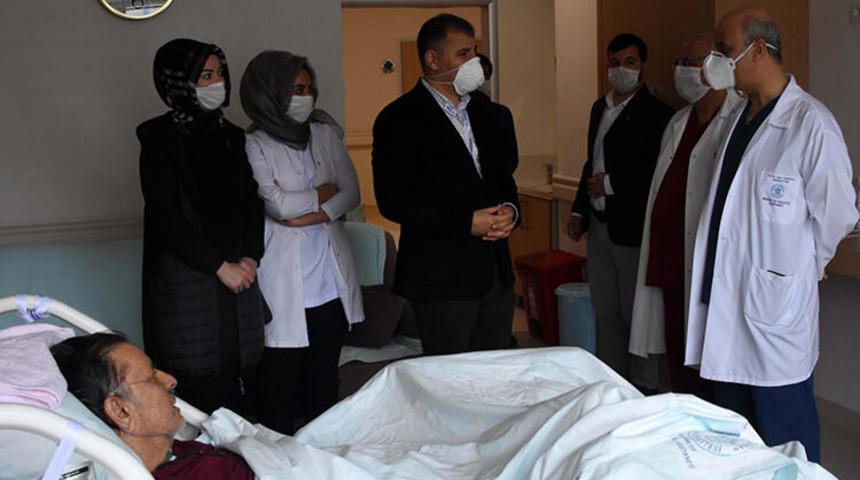 35 g&uuml;n yoğun bakımda kalan iş adamı koronavir&uuml;s&uuml; yendi