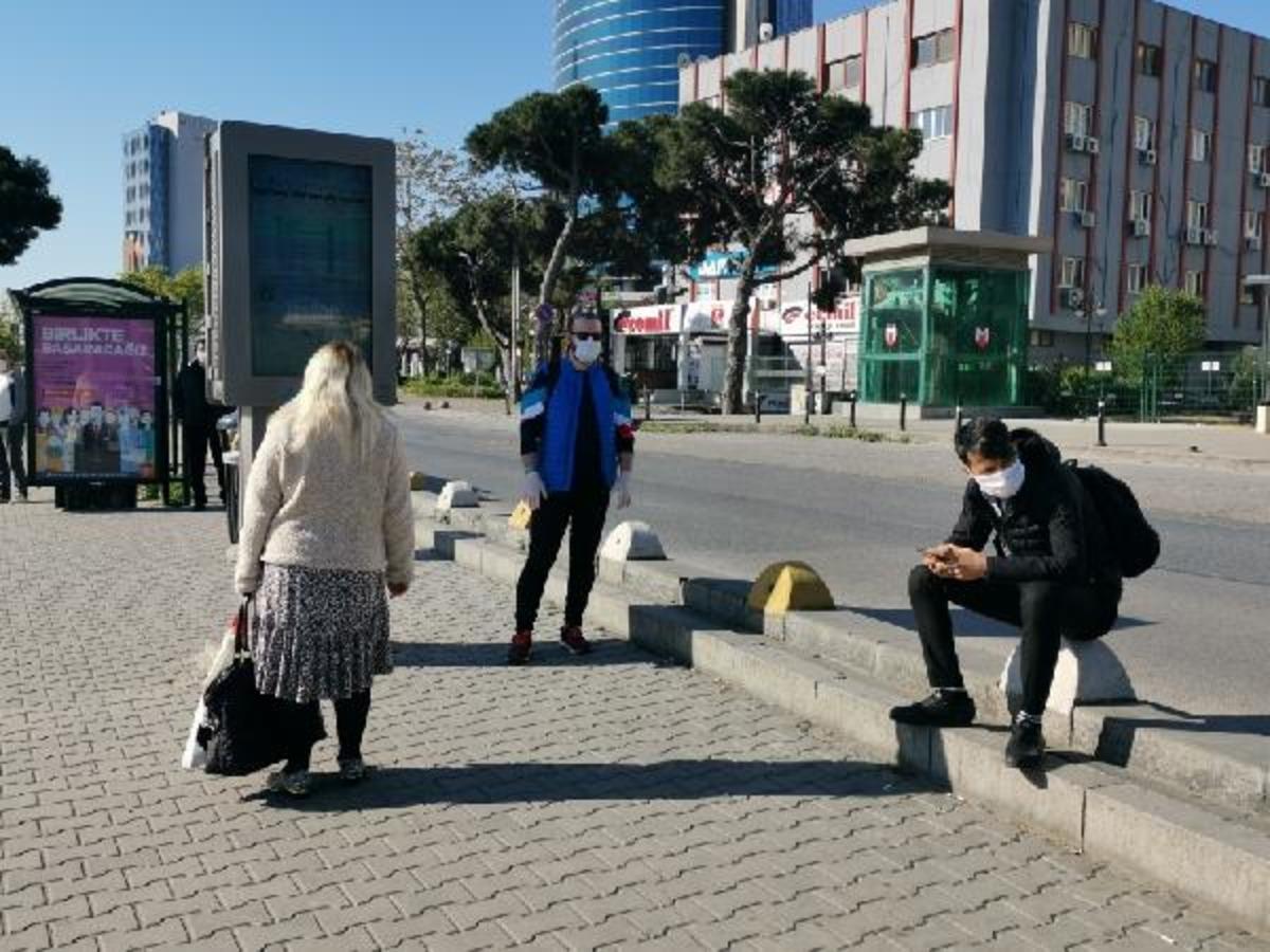 Yer: İstanbul! Dakikalarca otob&uuml;s beklediler