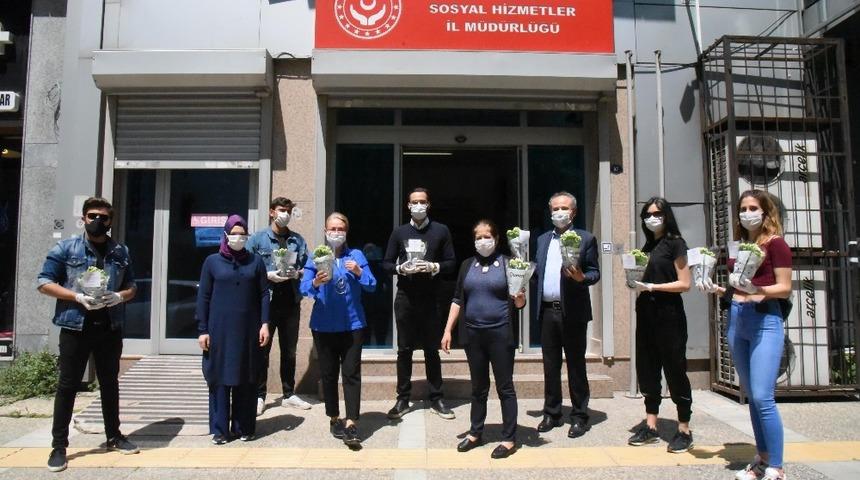 İzmir Ekonomili gen&ccedil;ler, Anneler G&uuml;n&uuml;&rsquo;nde yaşlıları unutmadı