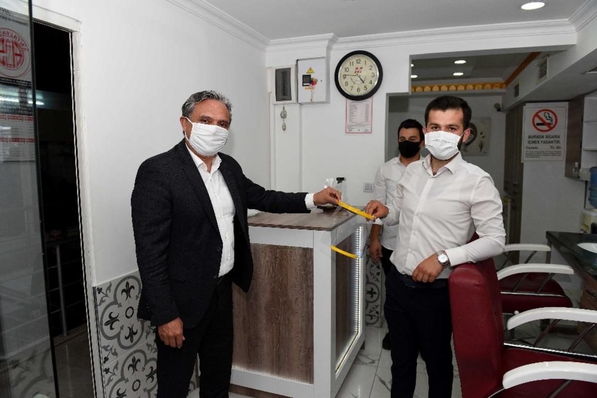 Berber ve kuaf&ouml;rlere y&uuml;z koruyucu maske