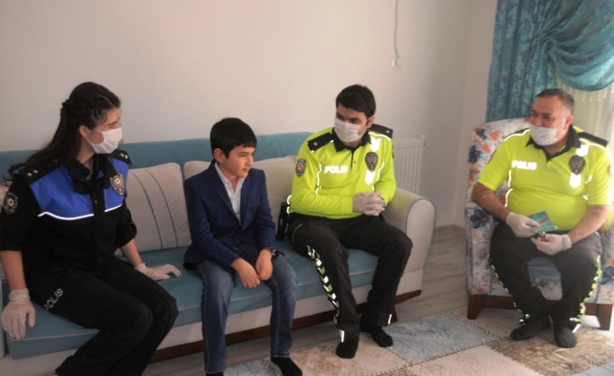 Cizre polisi Trafik Haftasını &ccedil;ocuklarla kutladı