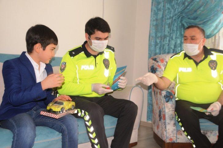 Cizre polisi Trafik Haftasını çocuklarla kutladı G2