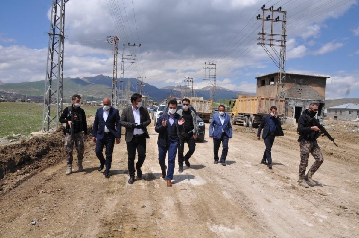 Y&uuml;ksekova yol yapım &ccedil;alışmalarına start verildi