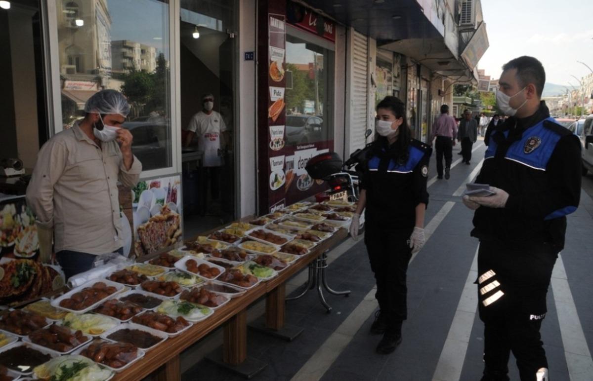 Cizre polisi korona vir&uuml;s ile m&uuml;cadele kapsamında esnafa broş&uuml;r dağıttı