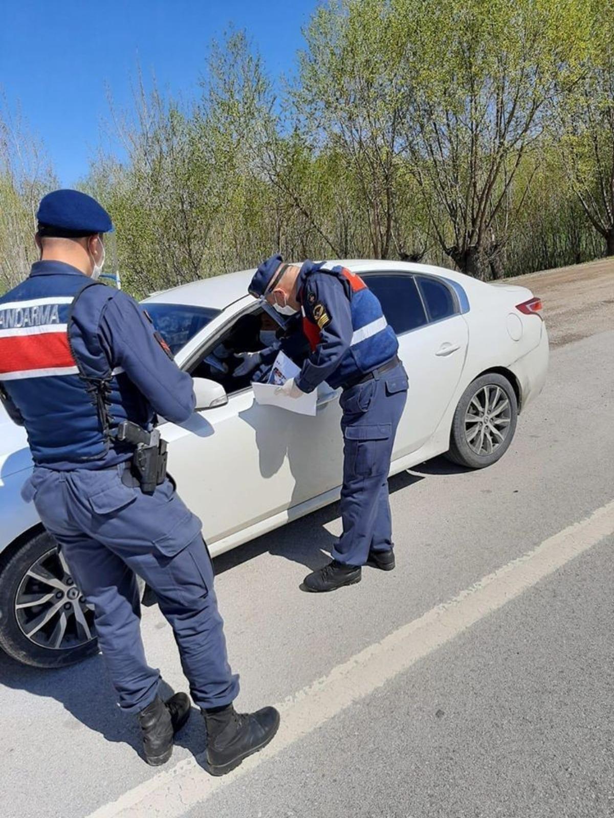 Altıntaş&rsquo;ta s&uuml;r&uuml;c&uuml;lere broş&uuml;r ve maske dağıtıldı