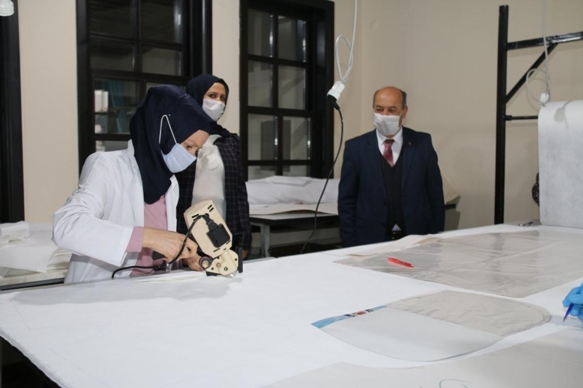 M&uuml;d&uuml;r Başyiğit, tek kullanımlık tulum &uuml;retimini inceledi